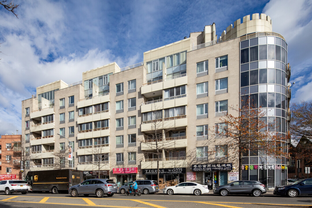 Regency Plaza in Flushing, NY - Building Photo