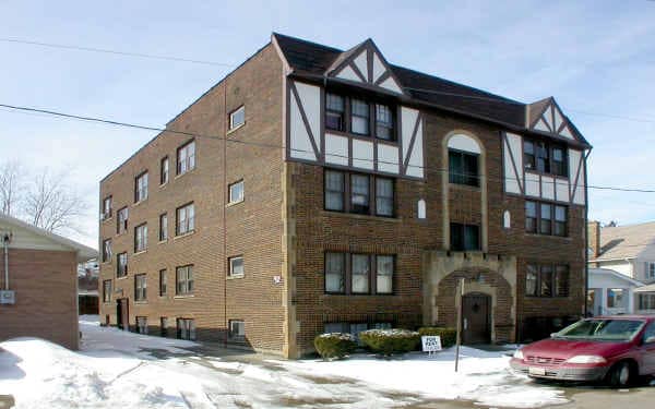 1682 Elbur Ave in Lakewood, OH - Foto de edificio