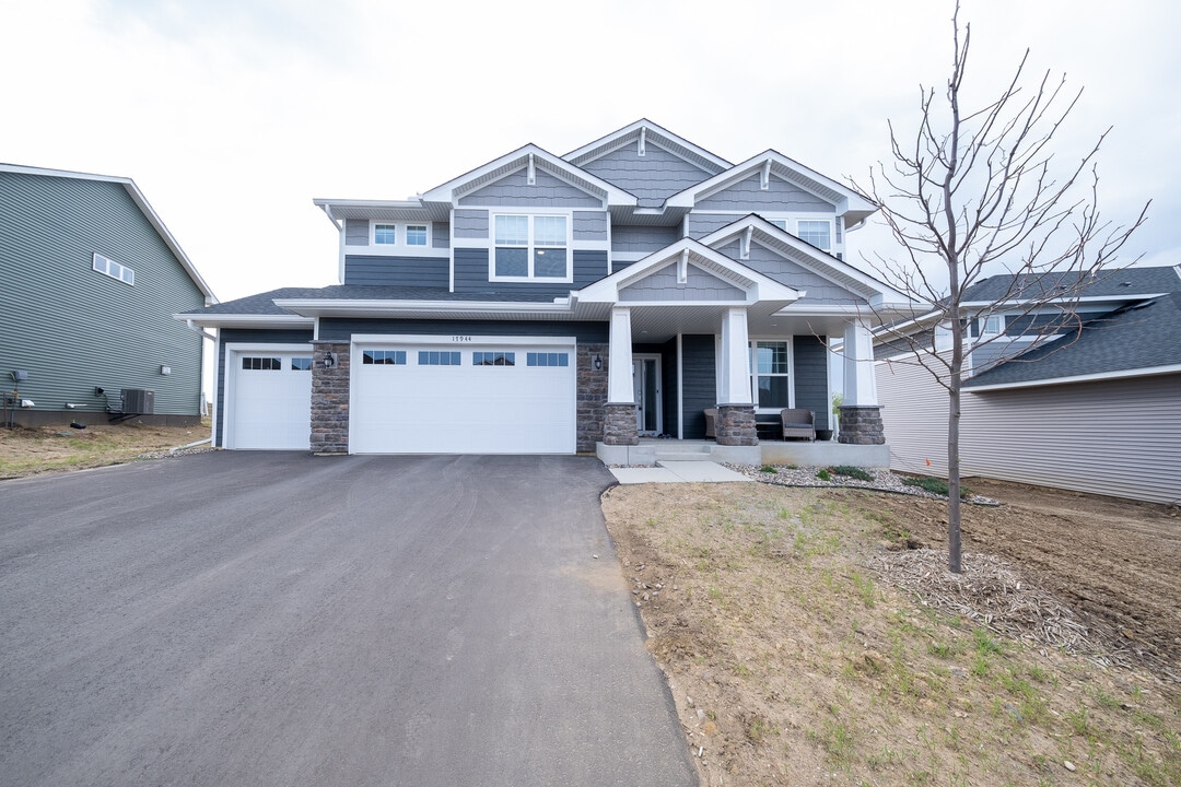 17944 Hinckley Ave in Lakeville, MN - Foto de edificio