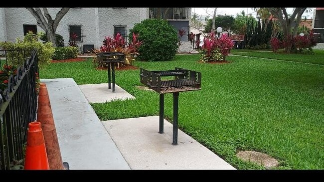 8701 SW 141st St, Unit F6 in Palmetto Bay, FL - Building Photo - Building Photo