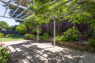2352 Bunker Hill Dr in San Mateo, CA - Building Photo - Building Photo