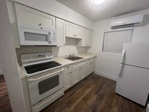 1821 Thomas St in Hollywood, FL - Foto de edificio - Building Photo