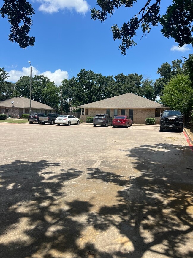1401 Lackey Ct in Irving, TX - Building Photo - Building Photo