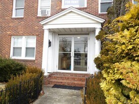 457 Montauk Hwy in West Islip, NY - Building Photo