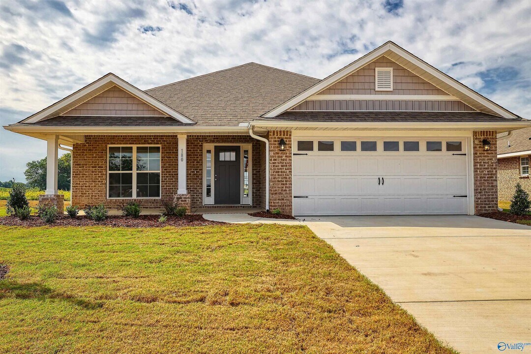 180 Abercorn Dr in Madison, AL - Building Photo