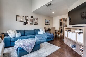3100 Cole Ave, Unit 213 in Dallas, TX - Building Photo - Building Photo