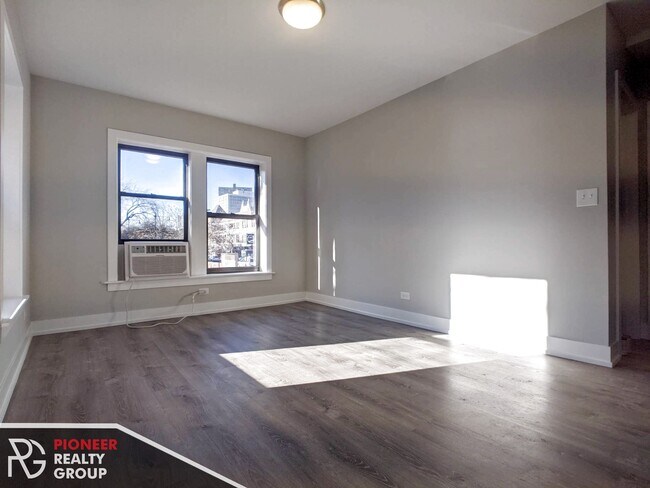 709 W Brompton Ave, Unit 701-05 in Chicago, IL - Foto de edificio - Building Photo