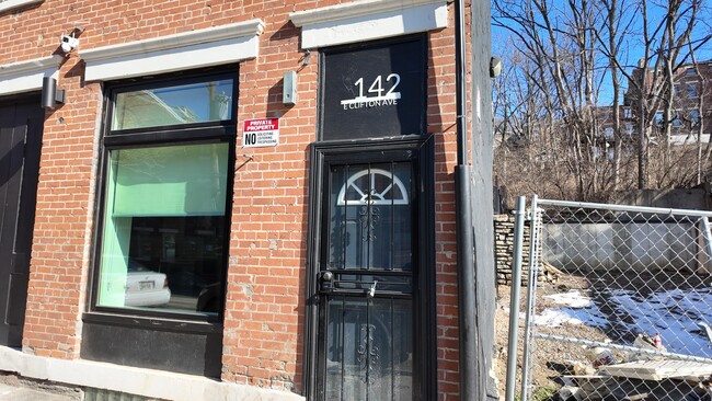 142 E Clifton Ave in Cincinnati, OH - Foto de edificio - Building Photo