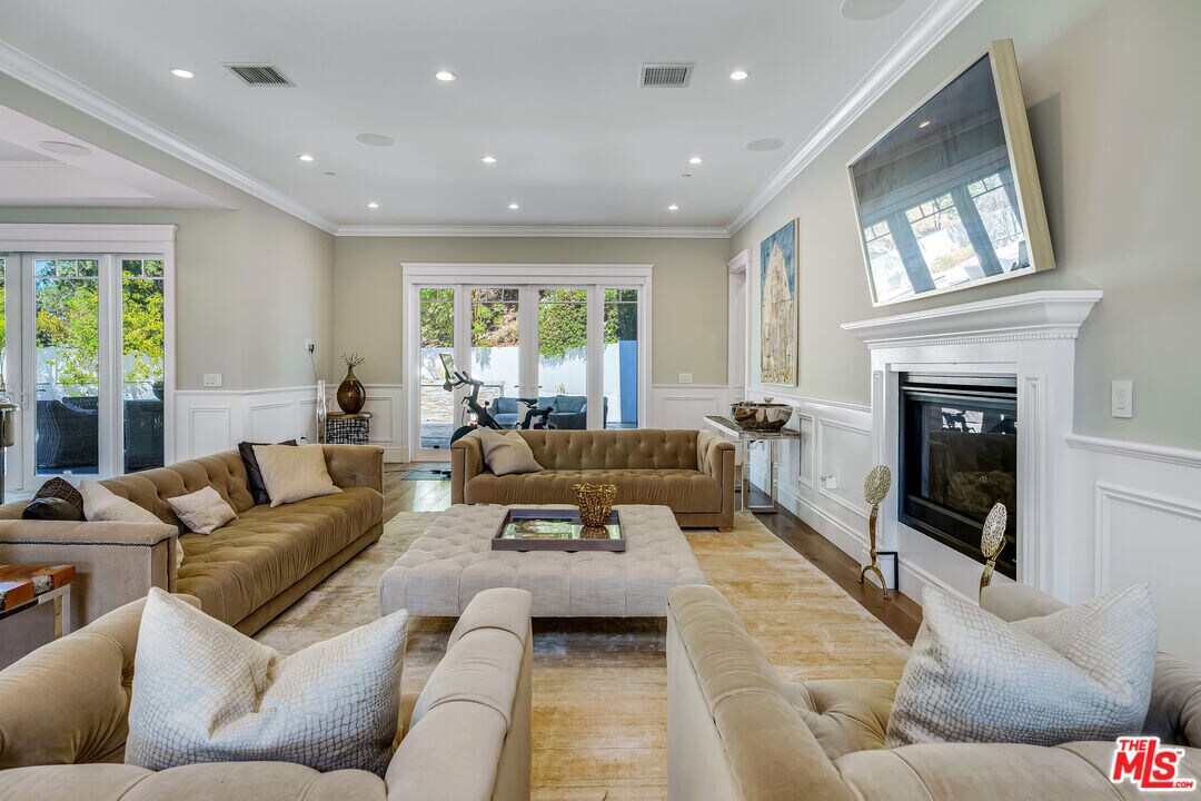 19633 Wells Dr in Los Angeles, CA - Building Photo