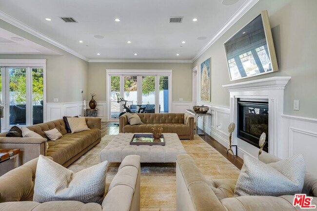 19633 Wells Dr in Los Angeles, CA - Building Photo - Building Photo