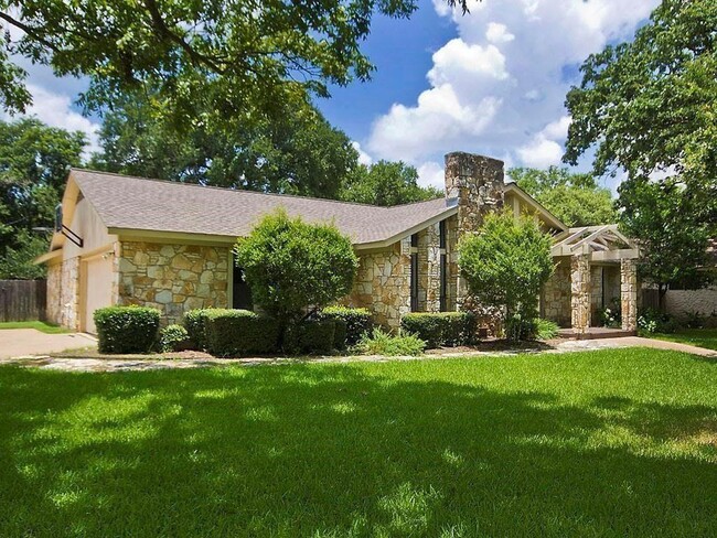 10608 Fountainbleu Cir in Austin, TX - Foto de edificio - Building Photo