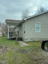 107 S 6th St in Austin, IN - Building Photo