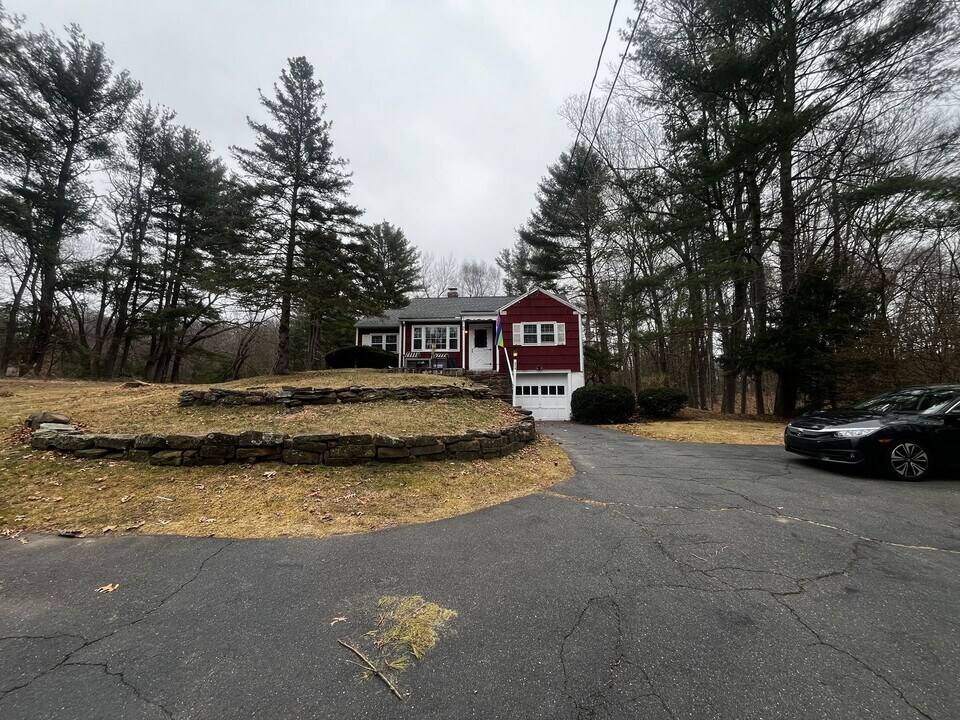 604 Huckleberry Hill Rd in Avon, CT - Building Photo