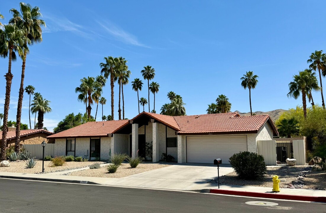 2965 E Los Posas Cir in Palm Springs, CA - Building Photo