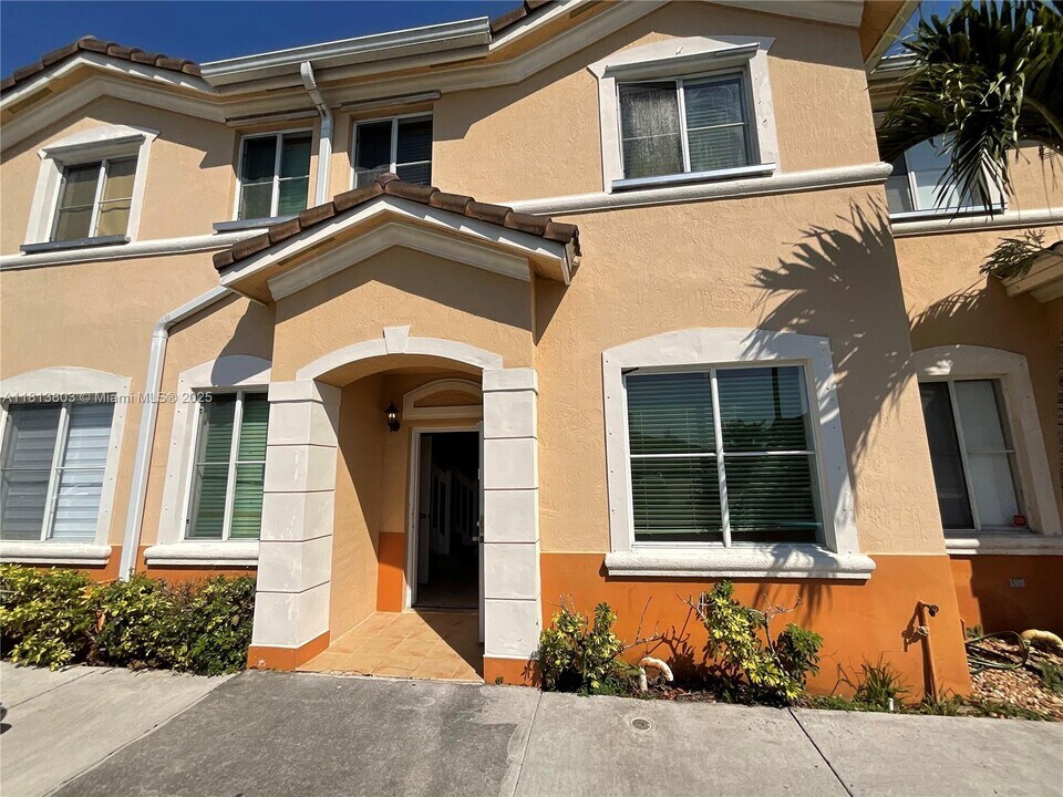 7301 NW 174th Terrace in Hialeah, FL - Building Photo