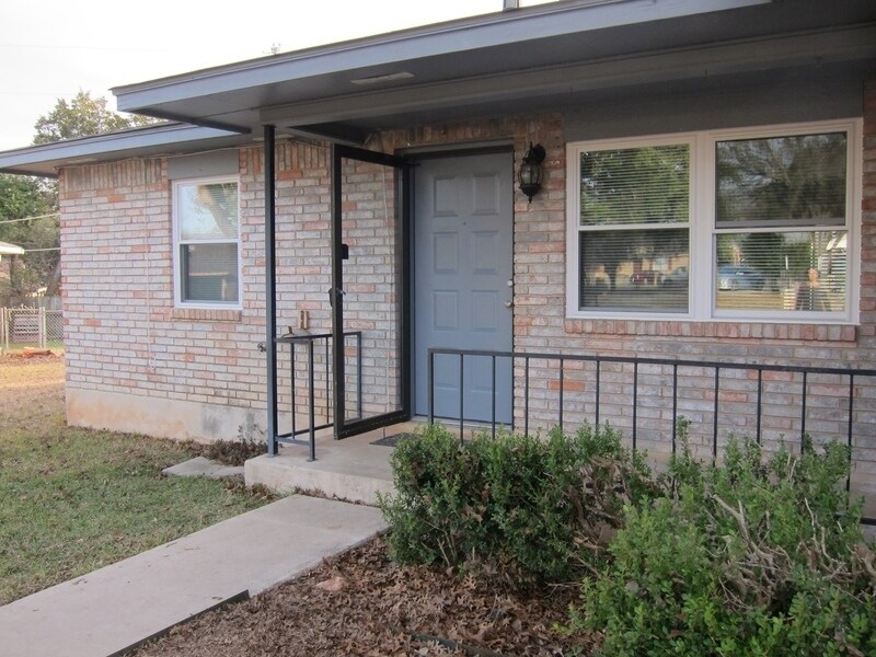 327 Briarwood Dr in New Braunfels, TX - Building Photo