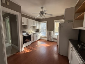 2062 Robinwood Ave, Unit Apt 3 in Toledo, OH - Foto de edificio - Building Photo