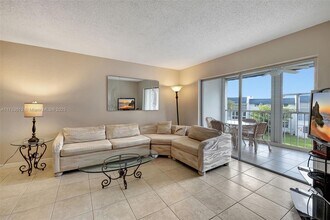 7897 Golf Cir Dr in Margate, FL - Building Photo - Building Photo