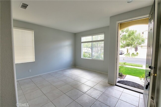 44 Pembroke in Irvine, CA - Foto de edificio - Building Photo