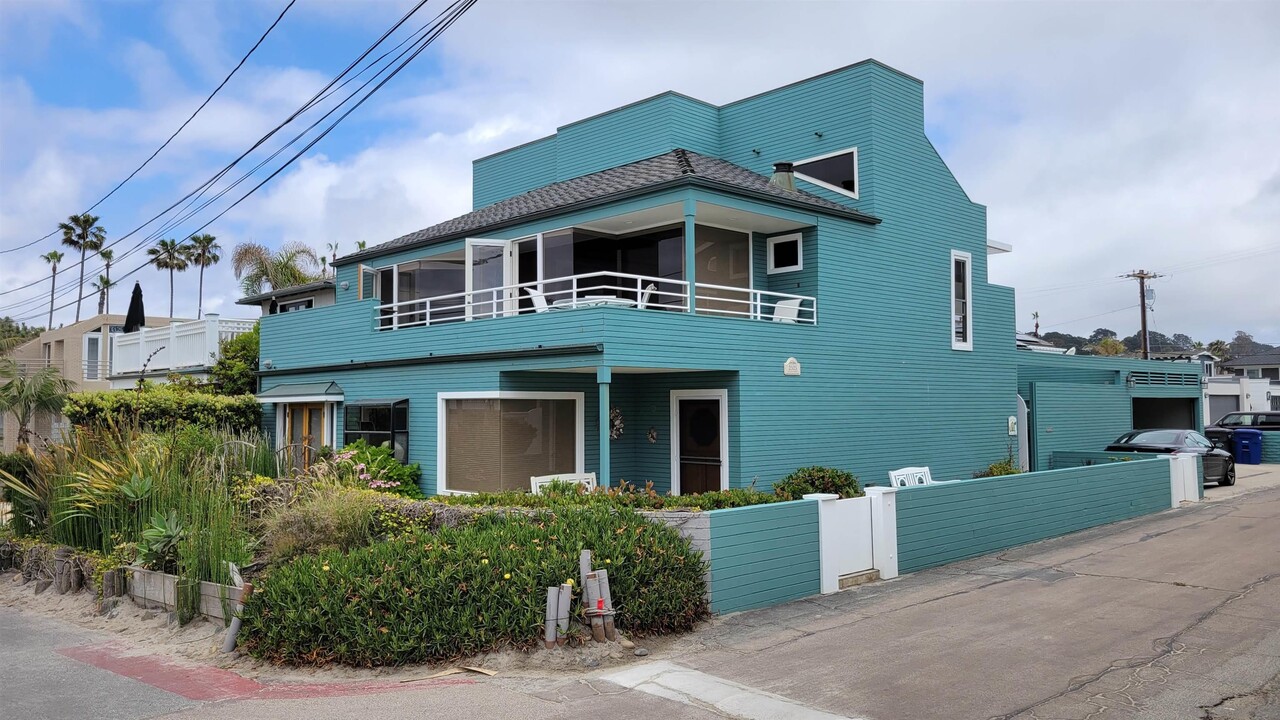 2525 Ocean Front in Del Mar, CA - Building Photo