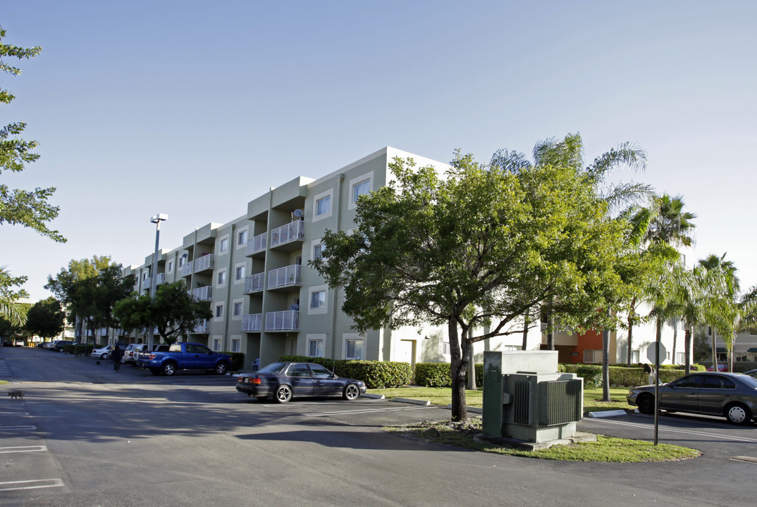 Vizcaya Villas Apartments in Miami, FL - Building Photo