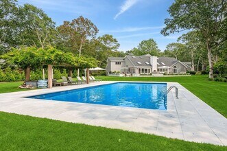 28 Old Meeting House Rd in Quogue, NY - Foto de edificio - Building Photo