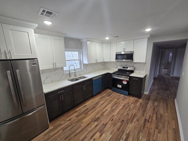 231 N Clinton St, Unit 3 in East Orange, NJ - Foto de edificio - Building Photo