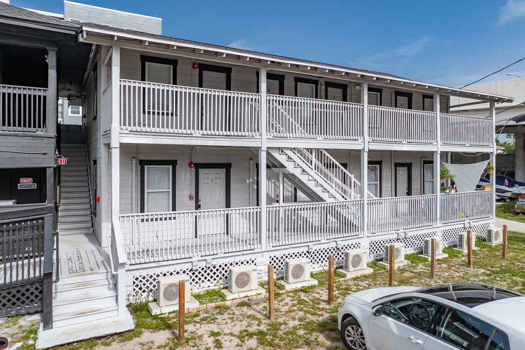 Satoshi Sol-FULLY FURNISHED AND ALL INCLUSIVE in St. Petersburg, FL - Building Photo