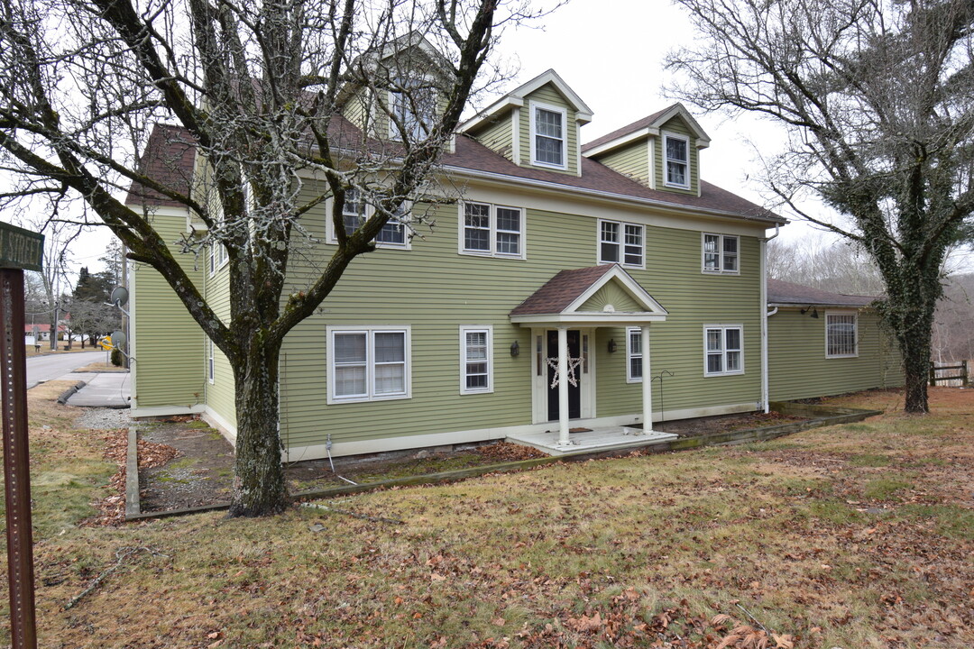 159 Main St in Chester, CT - Building Photo