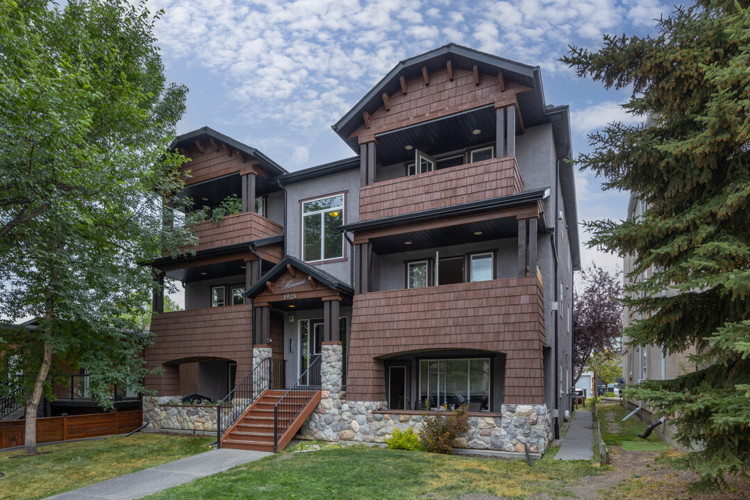 1925 25 St SW in Calgary, AB - Building Photo