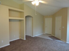 1739 Mosaic Forest Dr in Seffner, FL - Foto de edificio - Building Photo