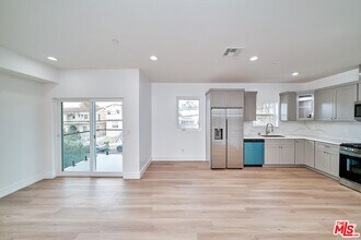 1106 Queen Anne Pl in Los Angeles, CA - Building Photo - Building Photo