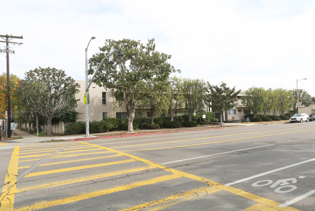 Clover Manor in Los Angeles, CA - Building Photo