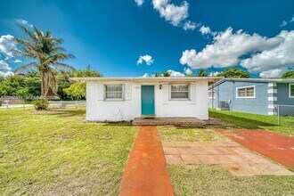 1200 NW 102nd St in Miami, FL - Building Photo - Building Photo