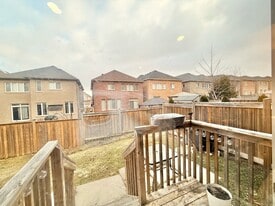 45 Paper Mills Crescent in Richmond Hill, ON - Building Photo