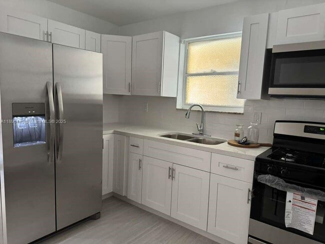 955 W 74th St in Hialeah, FL - Building Photo - Building Photo