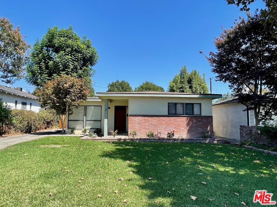 520 N Beachwood Dr in Burbank, CA - Building Photo