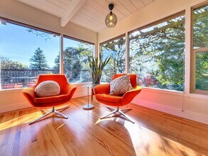 1560 Ronne Dr in Santa Rosa, CA - Foto de edificio - Building Photo