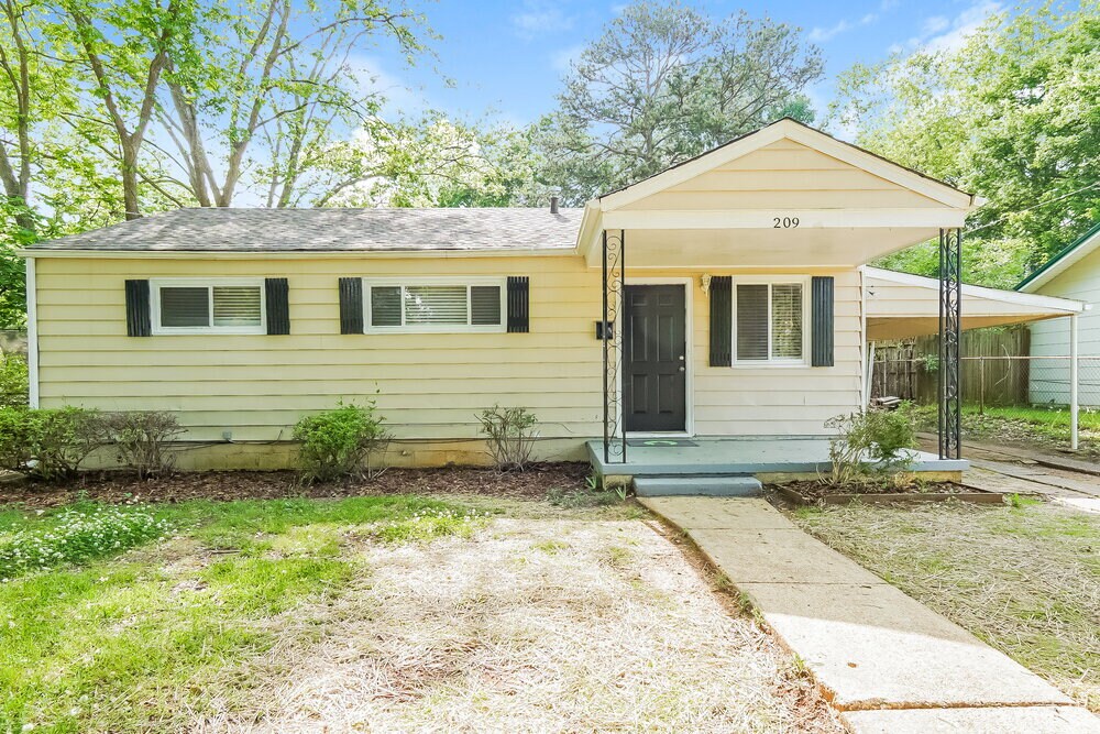 209 Woodward Dr in Hueytown, AL - Building Photo