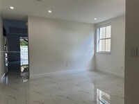 10929 NW 43rd Ln in Doral, FL - Foto de edificio - Building Photo