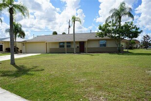 1618 Cherry Hills Dr in Sun City Center, FL - Building Photo