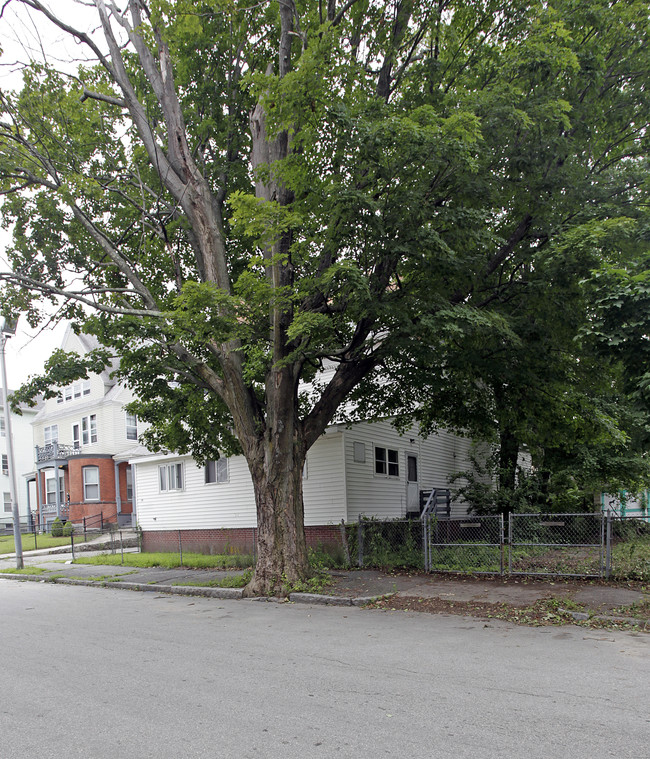 74 Florence St in Worcester, MA - Foto de edificio - Building Photo