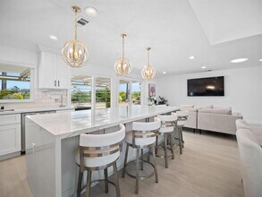 11748 Via Chona in San Diego, CA - Building Photo - Building Photo