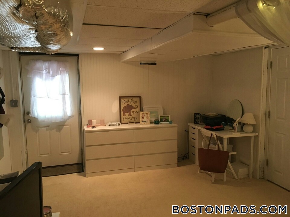 77 Mayflower Rd in Needham, MA - Foto de edificio