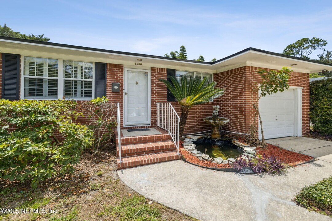 8056 Catawba Dr in Jacksonville, FL - Building Photo