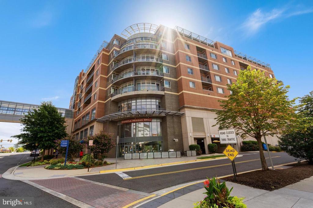 8191 Strawberry Ln in Falls Church, VA - Building Photo