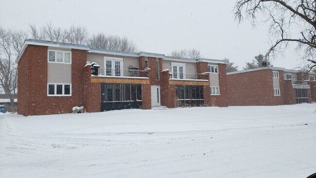 2207 Saratoga Dr in Springfield, IL - Foto de edificio - Building Photo