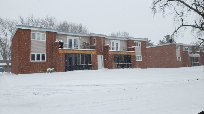 2207 Saratoga Dr, Unit 4 in Springfield, IL - Foto de edificio - Building Photo