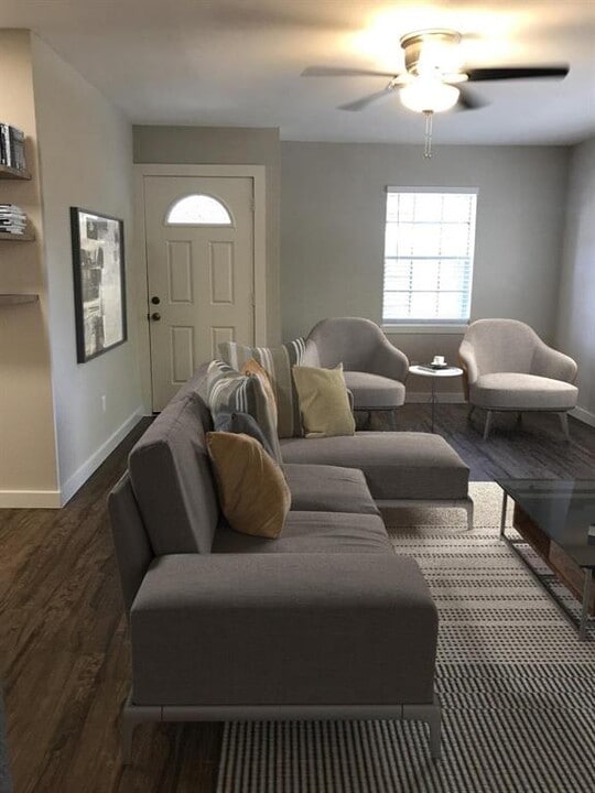 1820 Pine Village Dr in Houston, TX - Building Photo