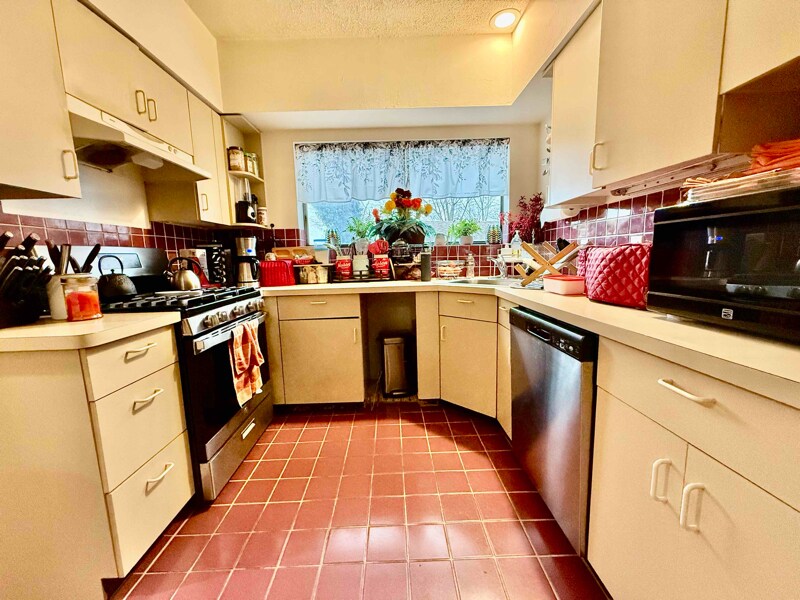 48 Holland Ave in Sleepy Hollow, NY - Building Photo